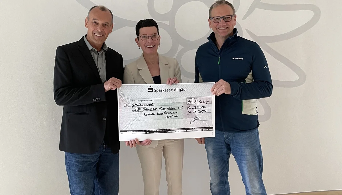 Birgit Pfeifer von der Sparkasse Kaufbeuren übergibt Spendenscheck an Vorsitzenden Ralf Trinkwalder und Schatzmeister Uwe Brück | © Tobias Streifinger