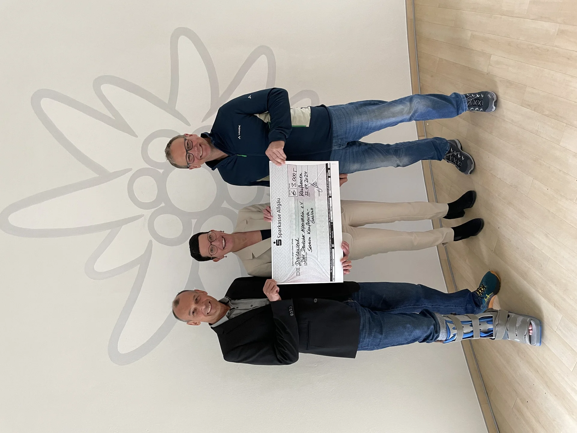 Birgit Pfeifer von der Sparkasse Kaufbeuren übergibt Spendenscheck an Vorsitzenden Ralf Trinkwalder und Schatzmeister Uwe Brück | © Tobias Streifinger