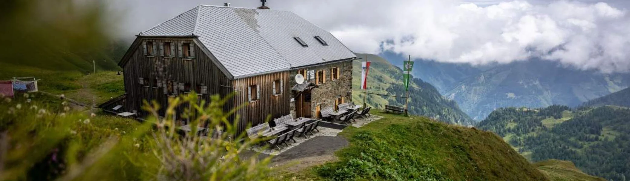 Berghütte mit Ausblick ins Tal und aufziehenden Wolken | © DAV/Wolfgang Ehn