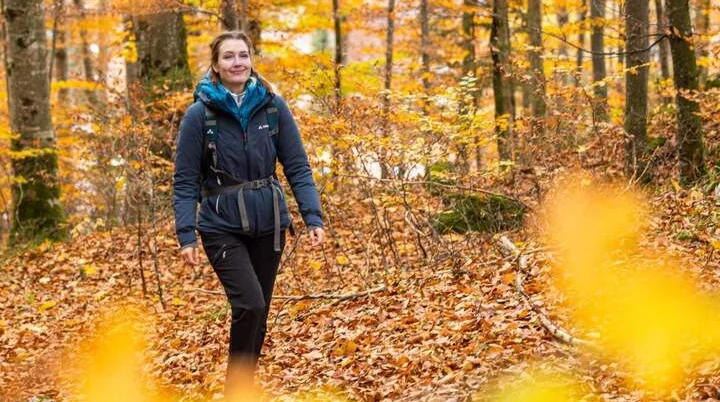 Eine Frau wandert im Herbst zur Kampenwand | © DAV/Franz Güntner