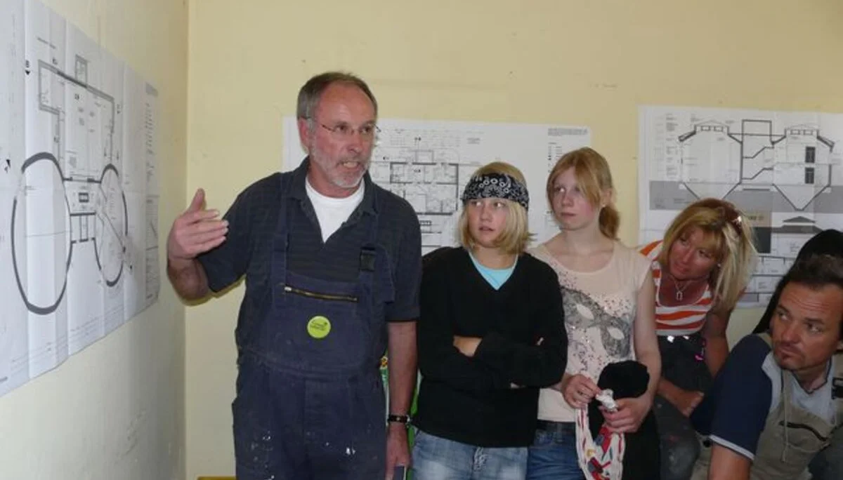 Architekt Walter Kolb bei der Arbeitsbesprechung | © DAV Kaufbeuren-Gablonz