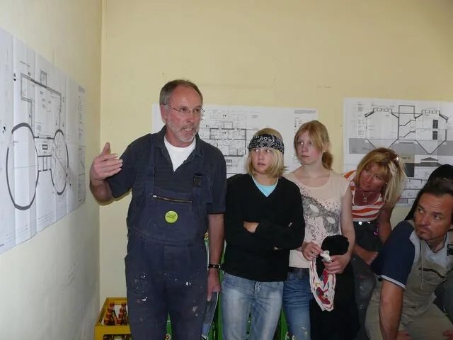 Architekt Walter Kolb bei der Arbeitsbesprechung | © DAV Kaufbeuren-Gablonz