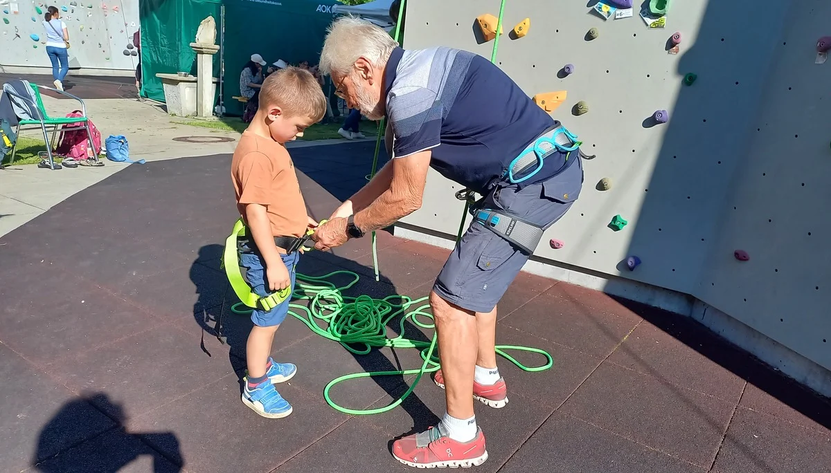 Der Gurt wird fachmännisch angelegt und geprüft | © DAV/Margaretha Jehle