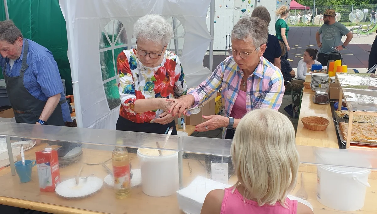 Kaffee, Kuchen, Waffeln wurden angeboten | © DAV/Helga Obermüller