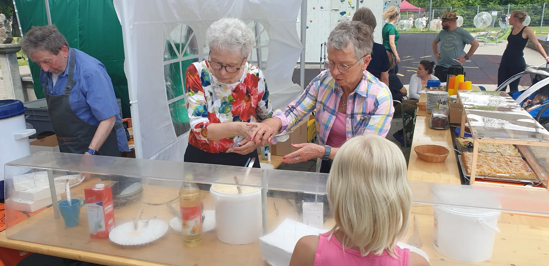 Kaffee, Kuchen, Waffeln wurden angeboten | © DAV/Helga Obermüller