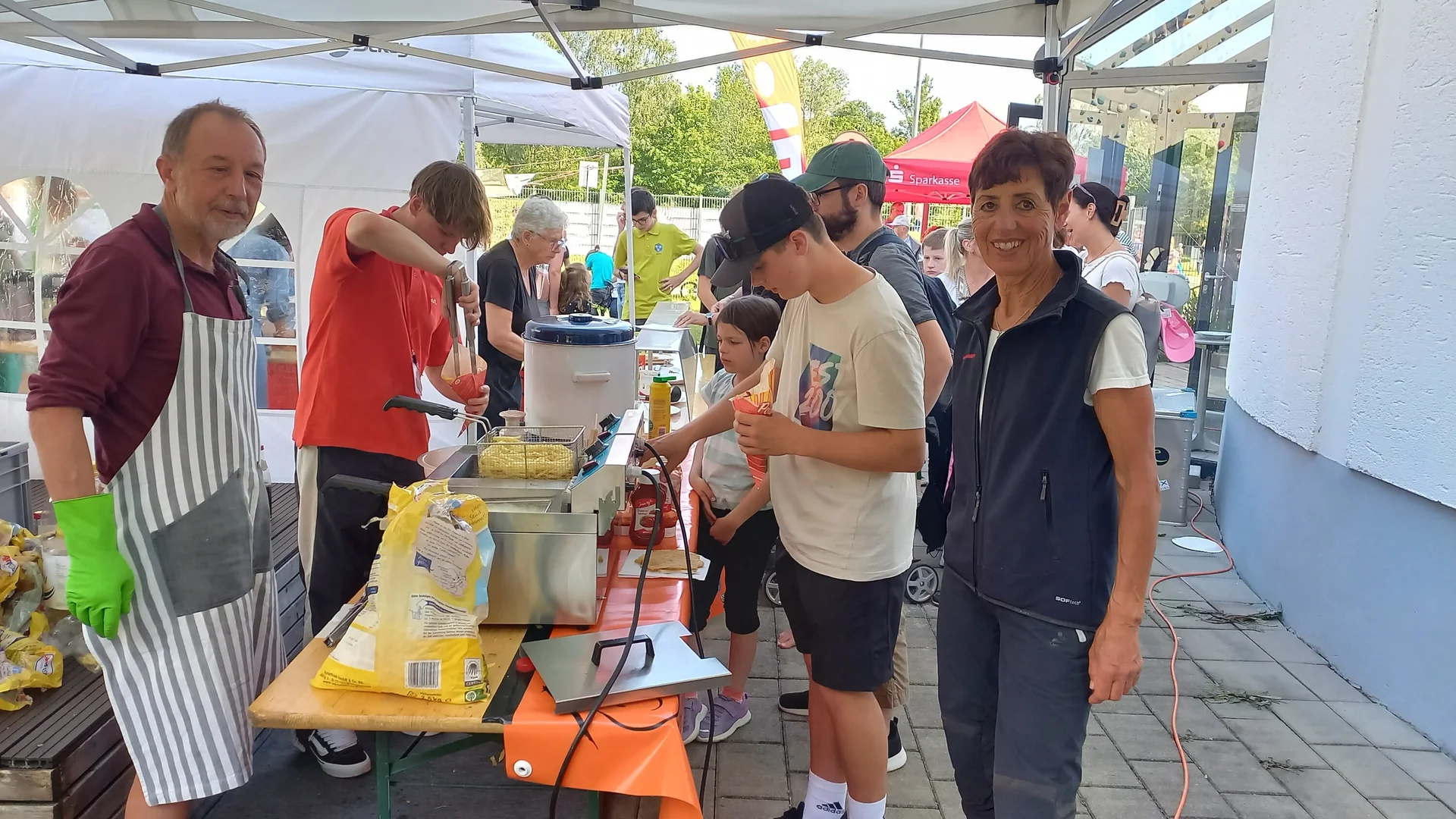 Würste und Pommes waren der große Renner | © DAV/Margaretha Jehle