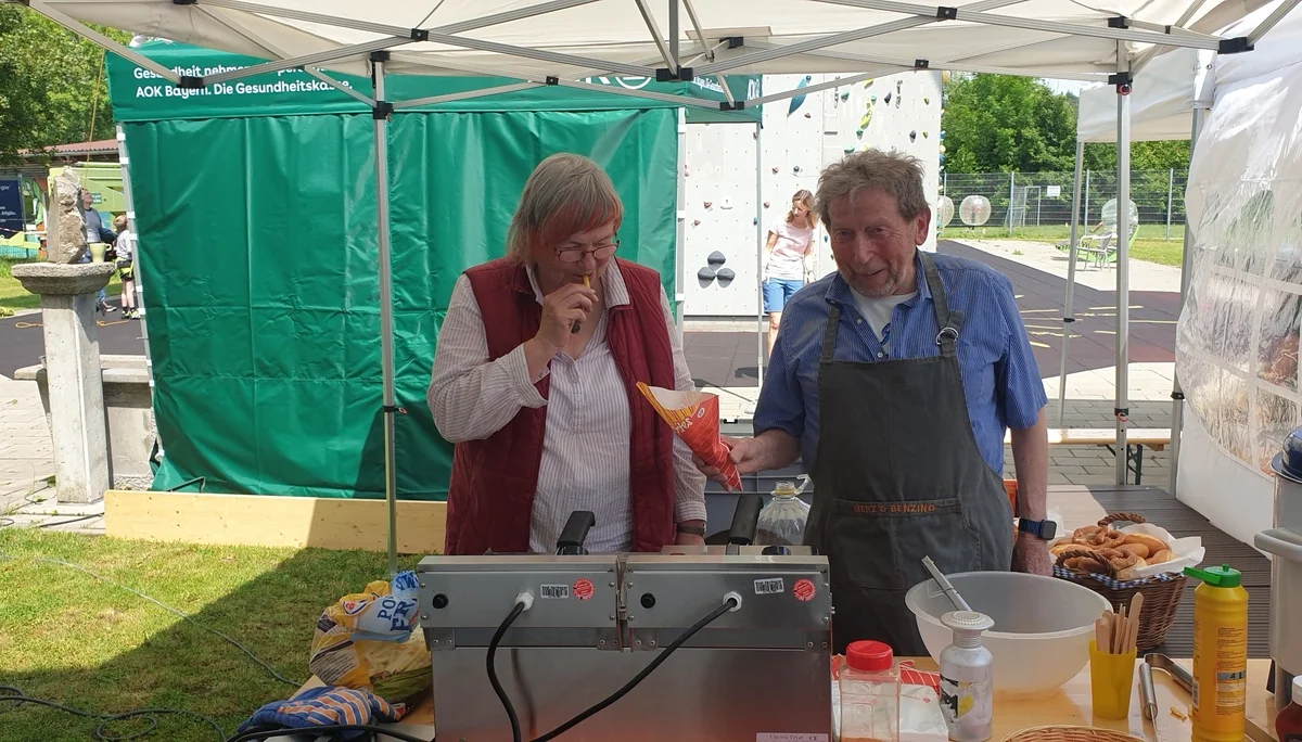 Angelika testet die Pommes | © DAV/Helga Obermüller