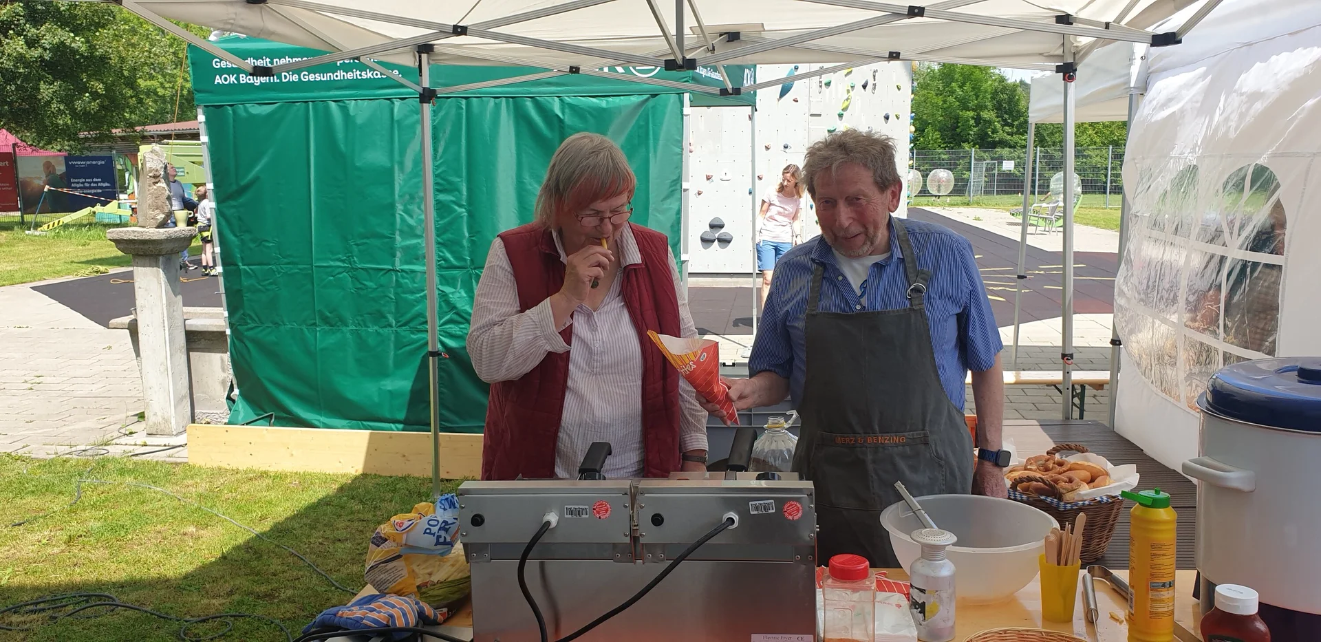 Angelika testet die Pommes | © DAV/Helga Obermüller