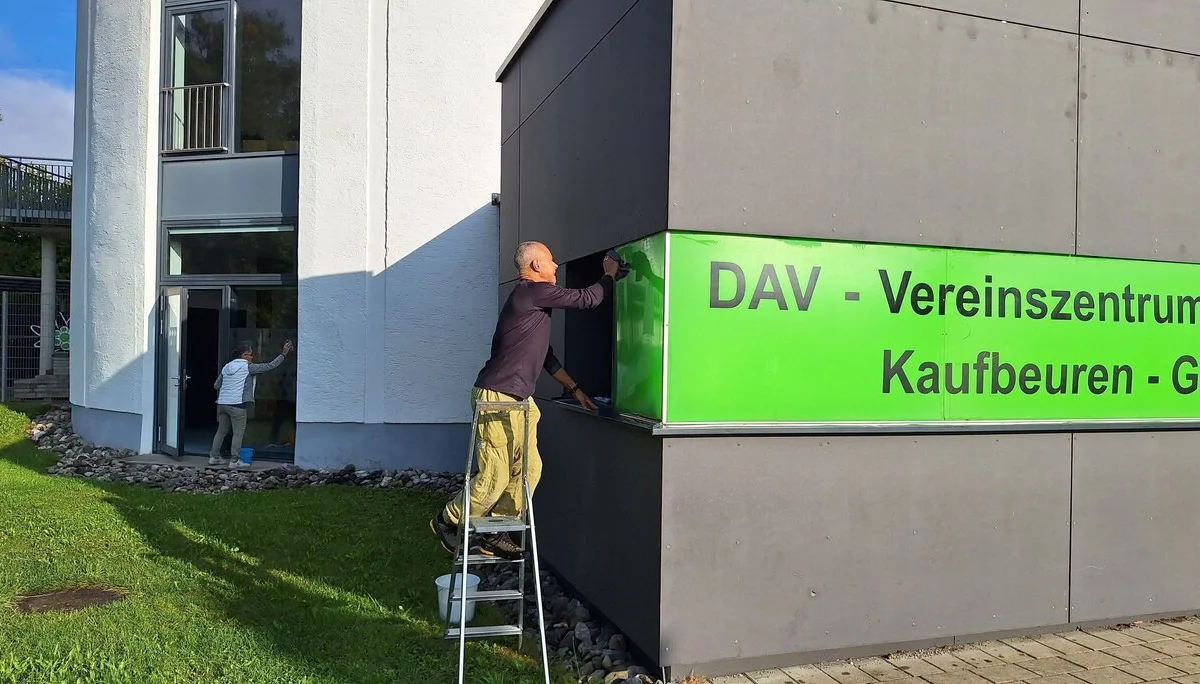 Fleißige Helferinnen und Helfer sorgen für klare Sicht | © DAV/Ulrich Beer
