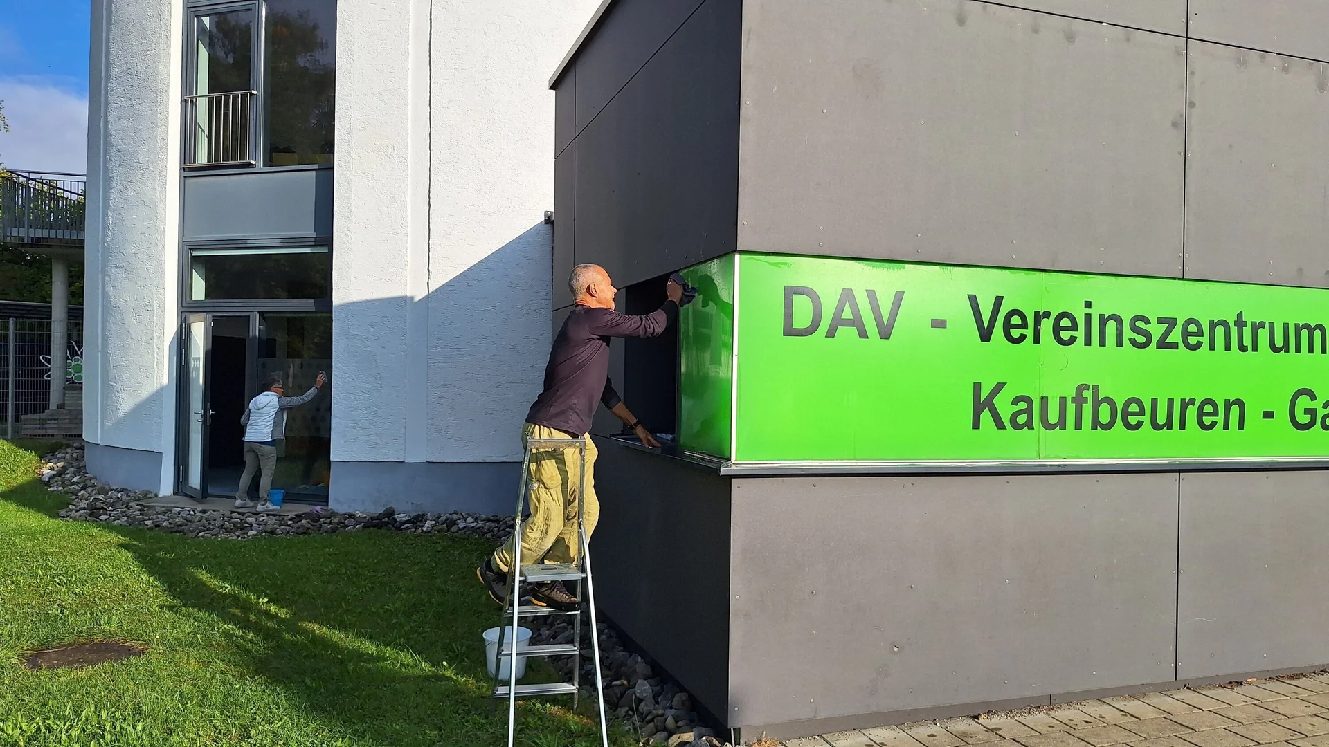 Fleißige Helferinnen und Helfer sorgen für klare Sicht | © DAV/Ulrich Beer