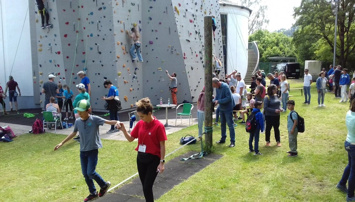 Auf der Slackline wurde die Geschicklichkeit getestet | © DAV/Margaretha Jehle