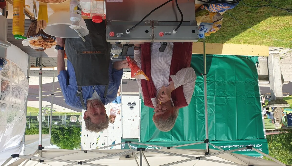 Angelika testet die Pommes | © DAV/Helga Obermüller