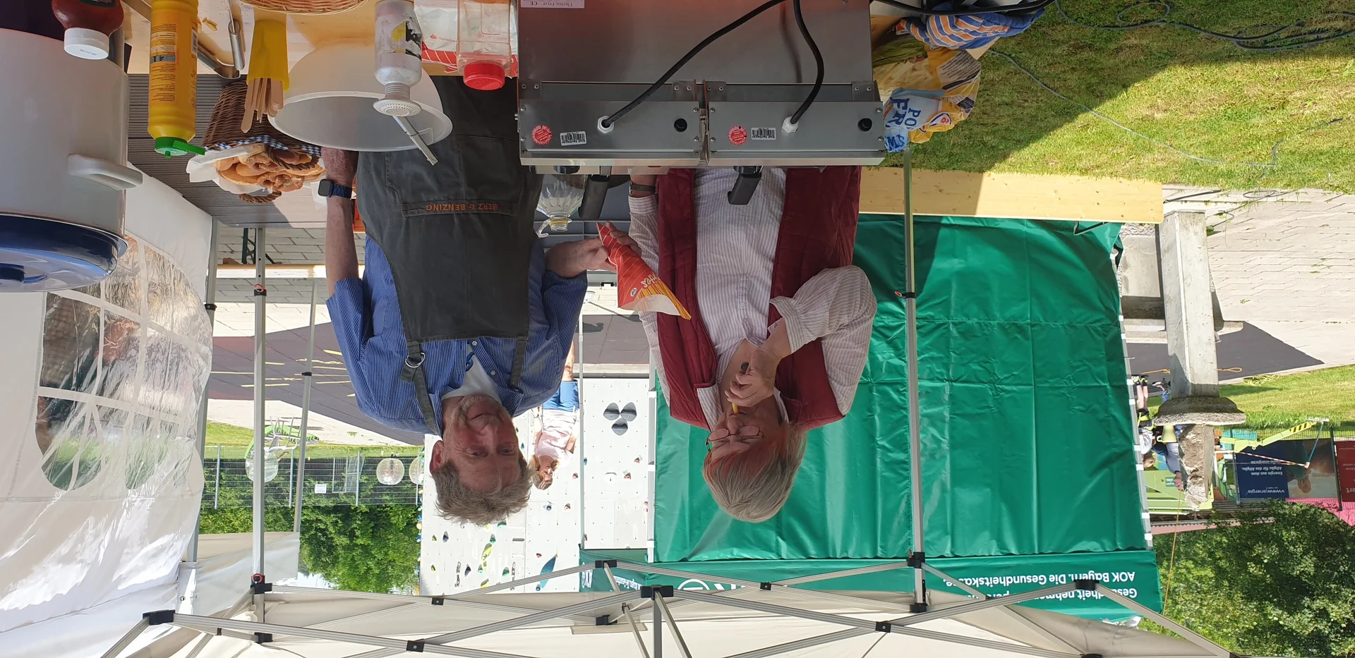 Angelika testet die Pommes | © DAV/Helga Obermüller