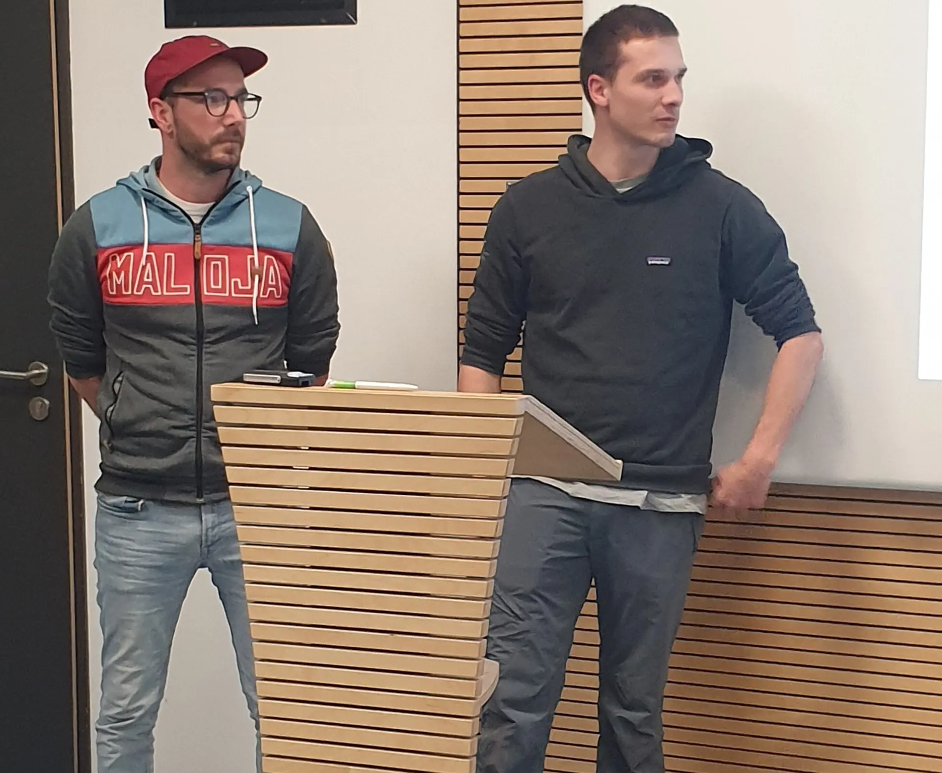 Florian und Matthias stellen den Antrag vor | © DAV/Helga Obermüller