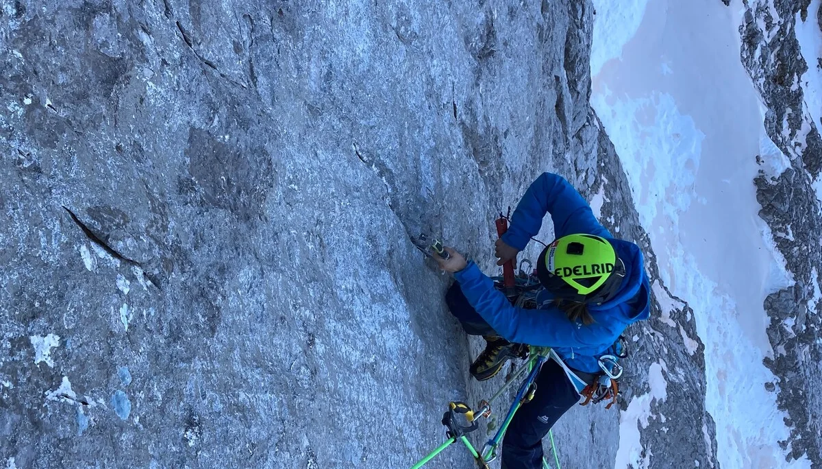 Beim Cleanen der ersten Seillänge des Plattenpfeilers | © Fritz Miller