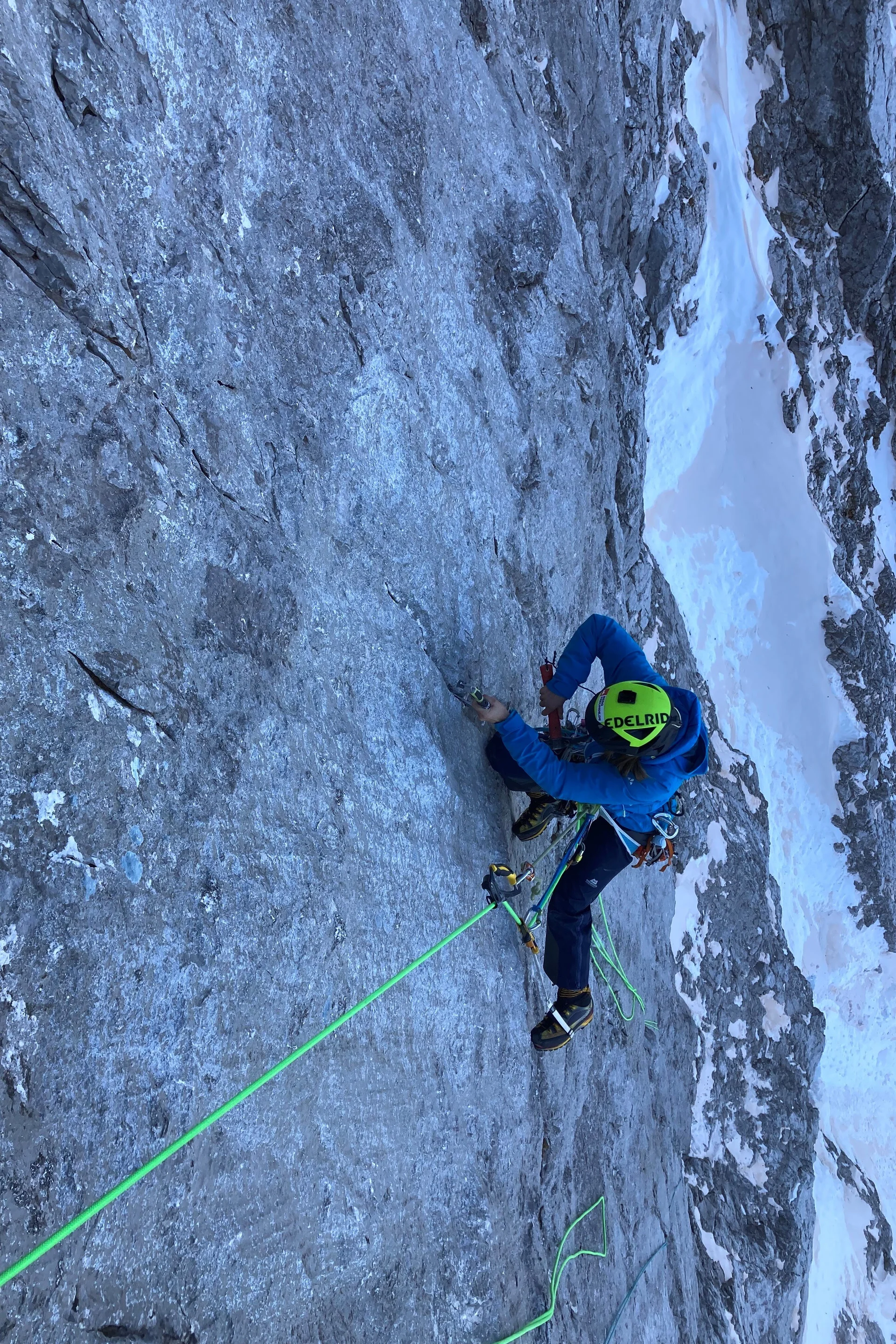 Beim Cleanen der ersten Seillänge des Plattenpfeilers | © Fritz Miller