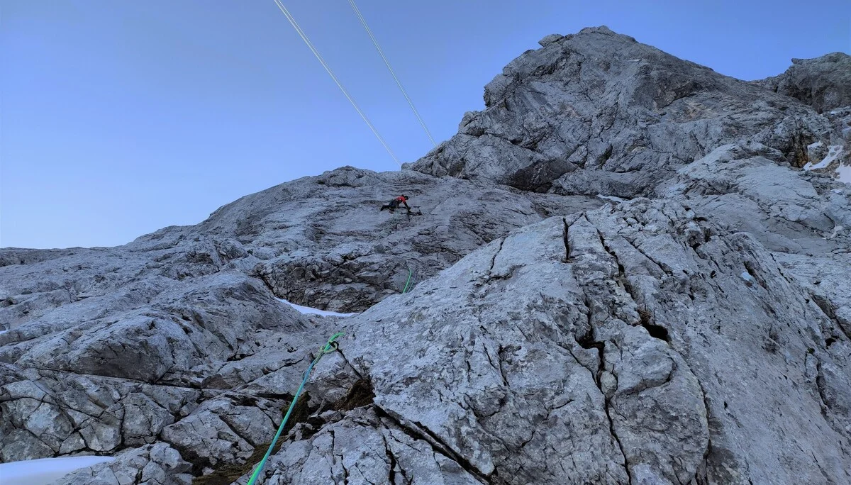 Die erste Seillänge des Plattenpfeilers | © Michaela Schuster