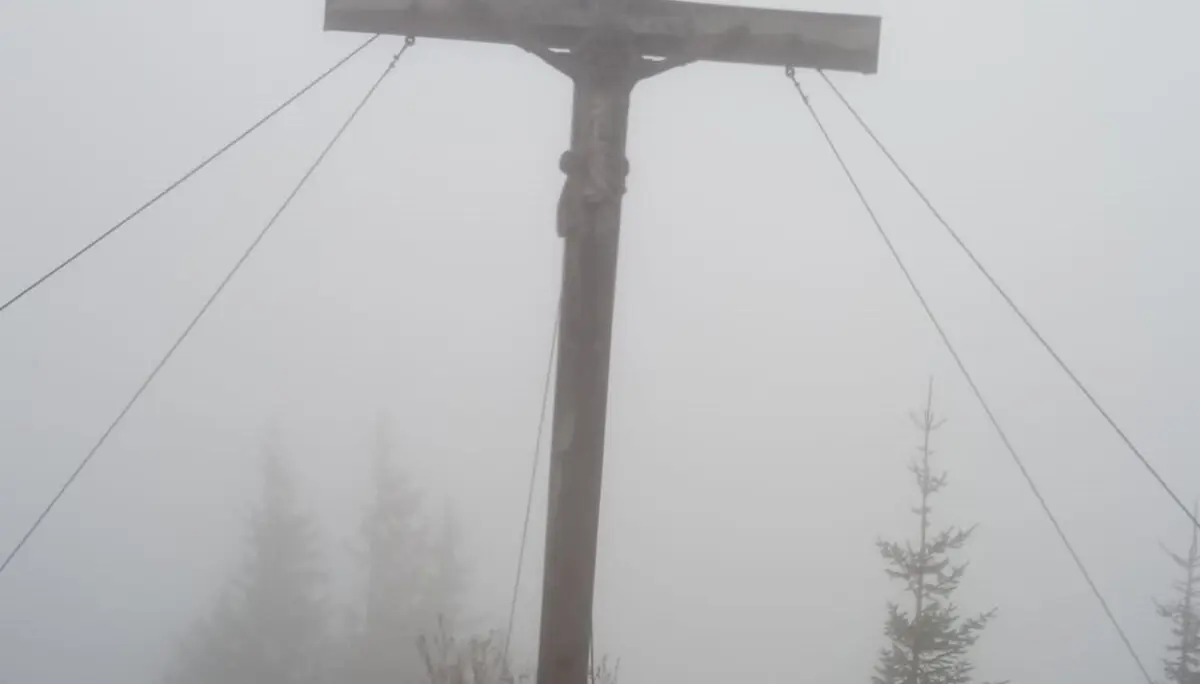 Immenstädter Horn - Gipfelkreuz im Nebel | © Birgit Baumer-Waltersdorf