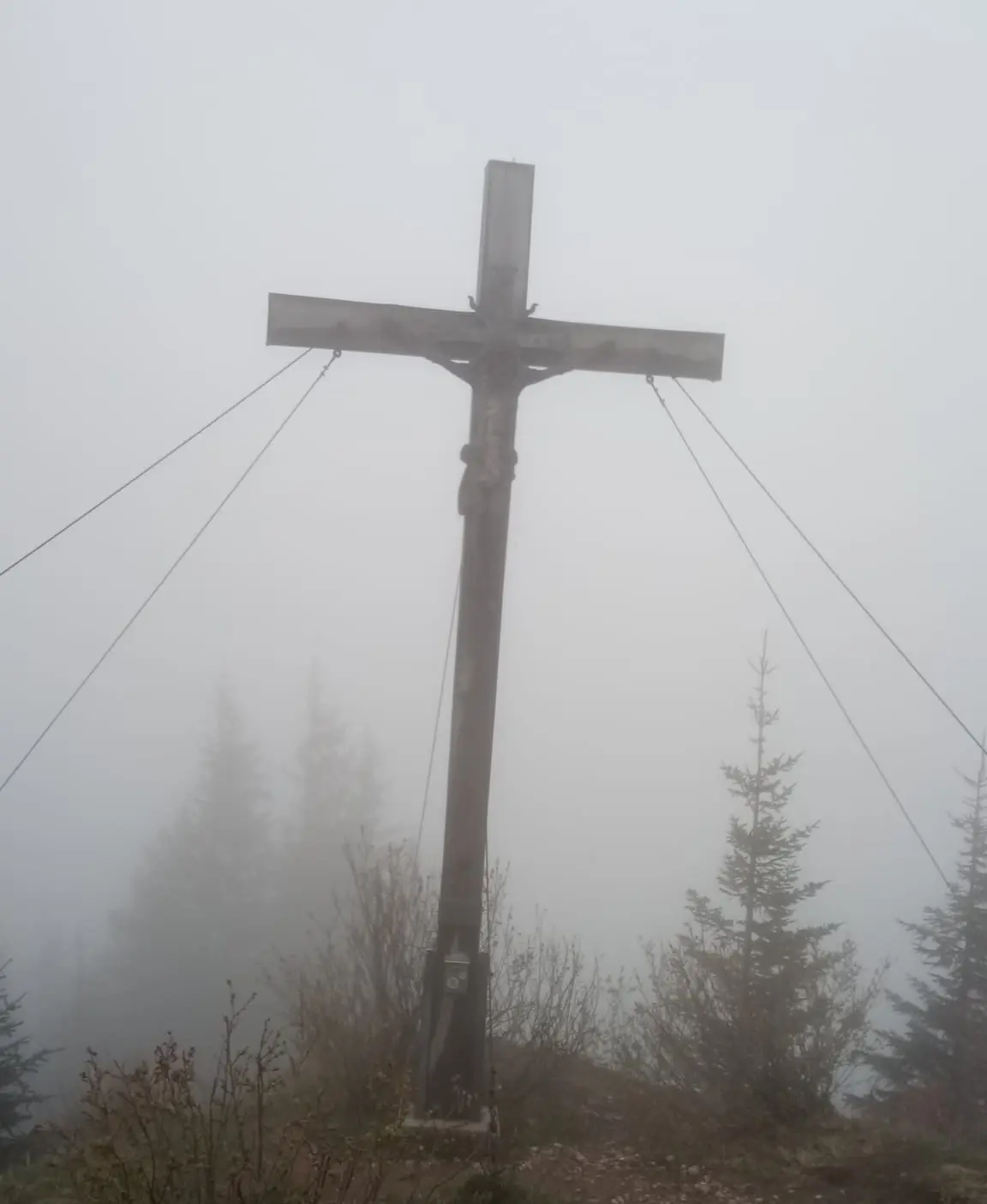 Immenstädter Horn - Gipfelkreuz im Nebel | © Birgit Baumer-Waltersdorf