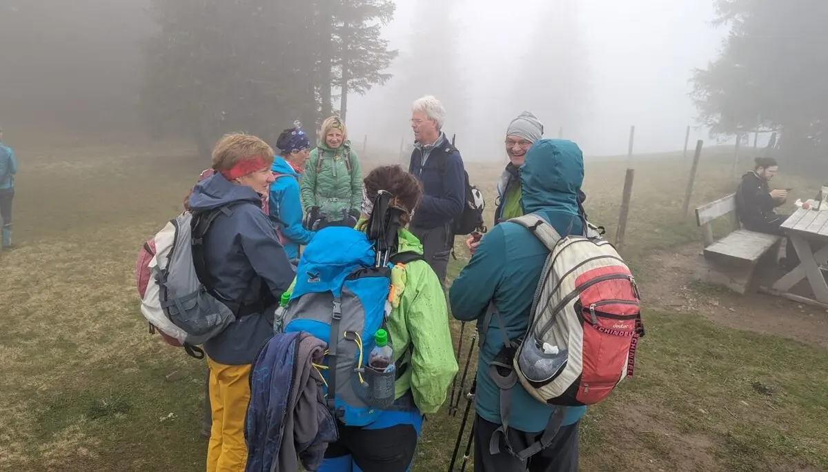 Kurze Rast am Immenstädter Horn im Nebel | © Heike Bogula