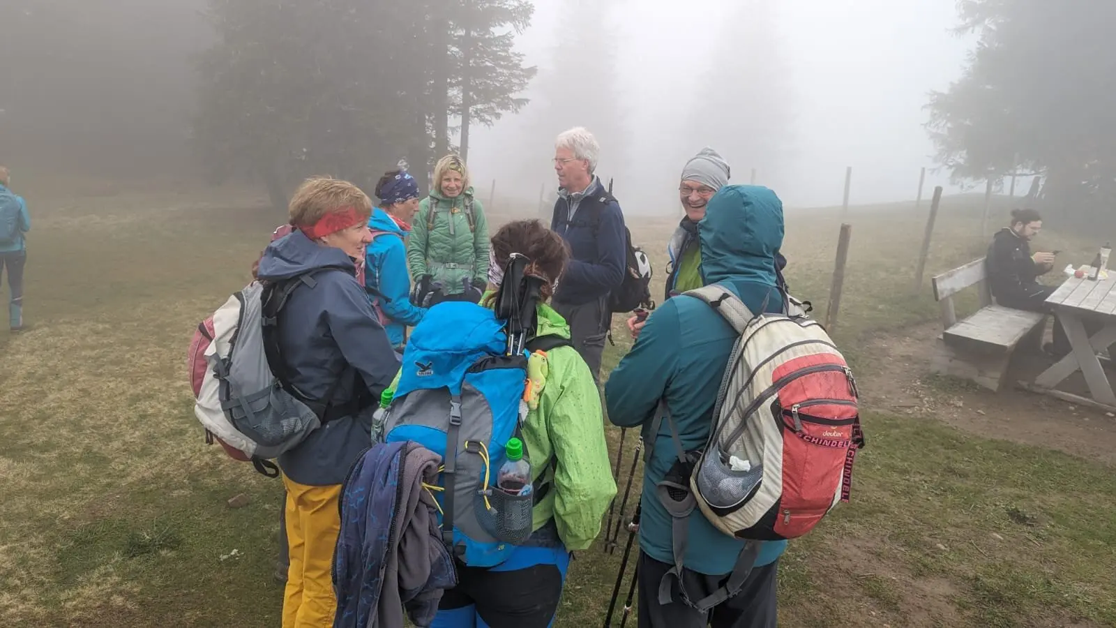 Kurze Rast am Immenstädter Horn im Nebel | © Heike Bogula