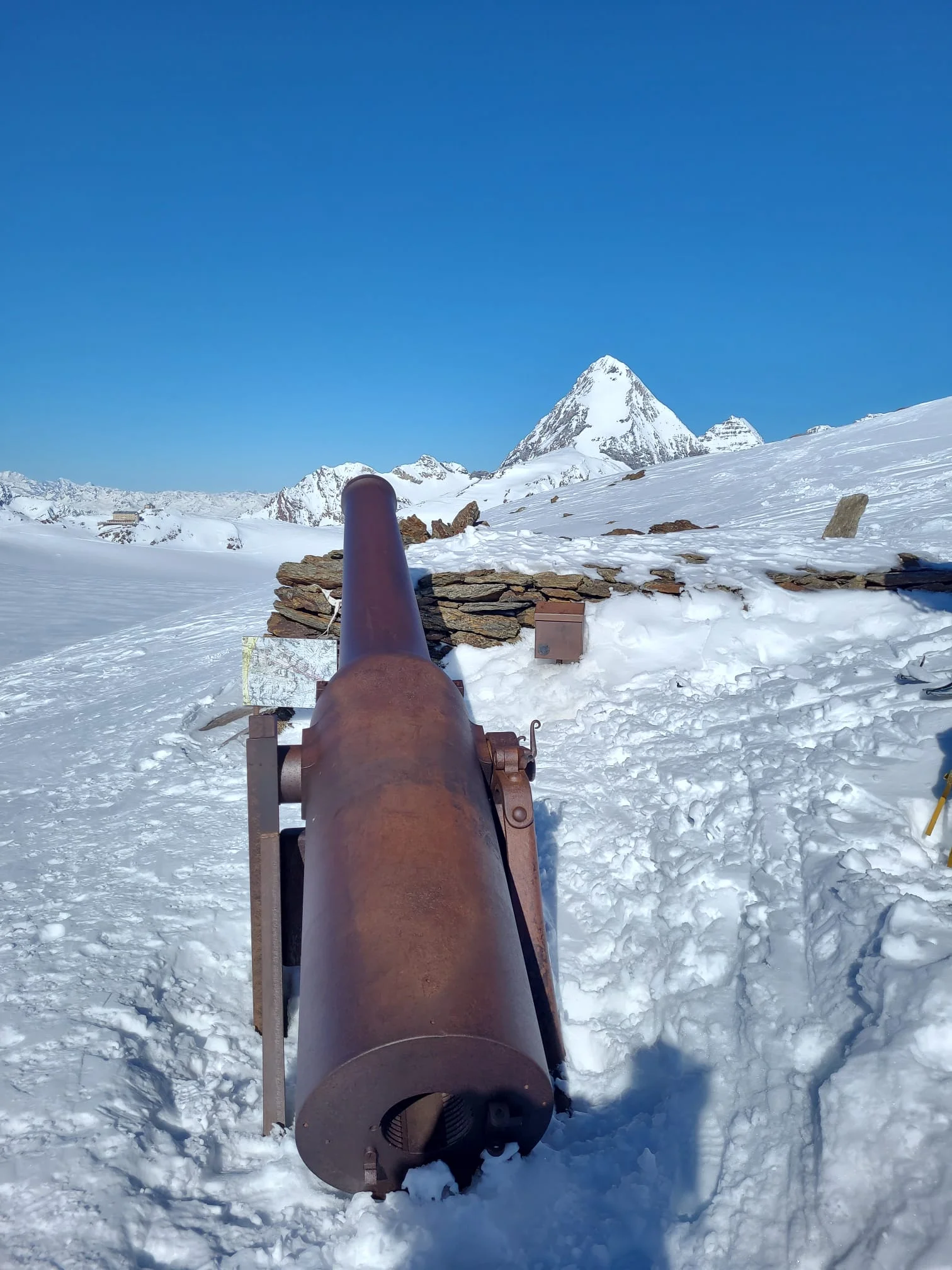 2. Tag - Drei alte Kanonen aus dem Ersten Weltkrieg | © DAV/Martin Weinmüller