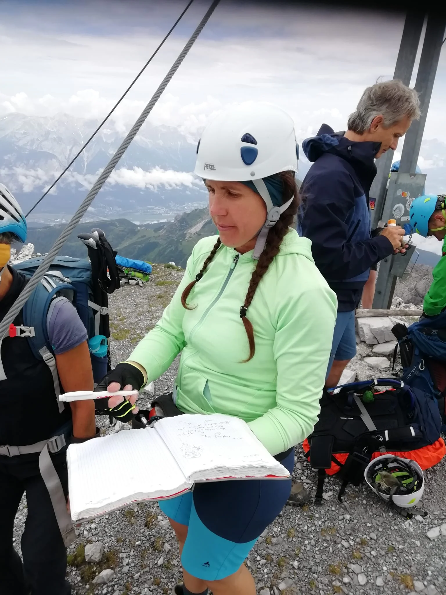 Birgit unsere Gipfelbuch-Beauftragte | © Hanns-Peter Rehle