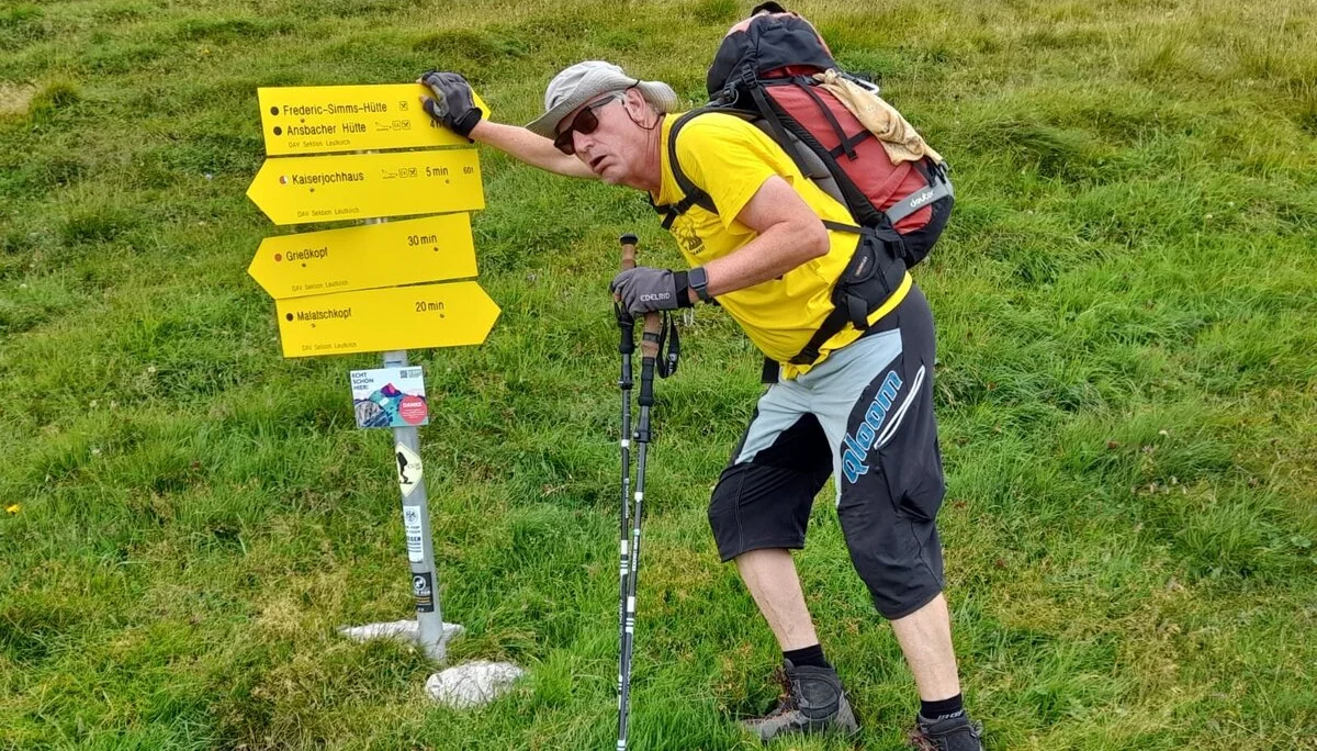 Tourenleiter muss sich am Schild festhalten | © Franz Plha