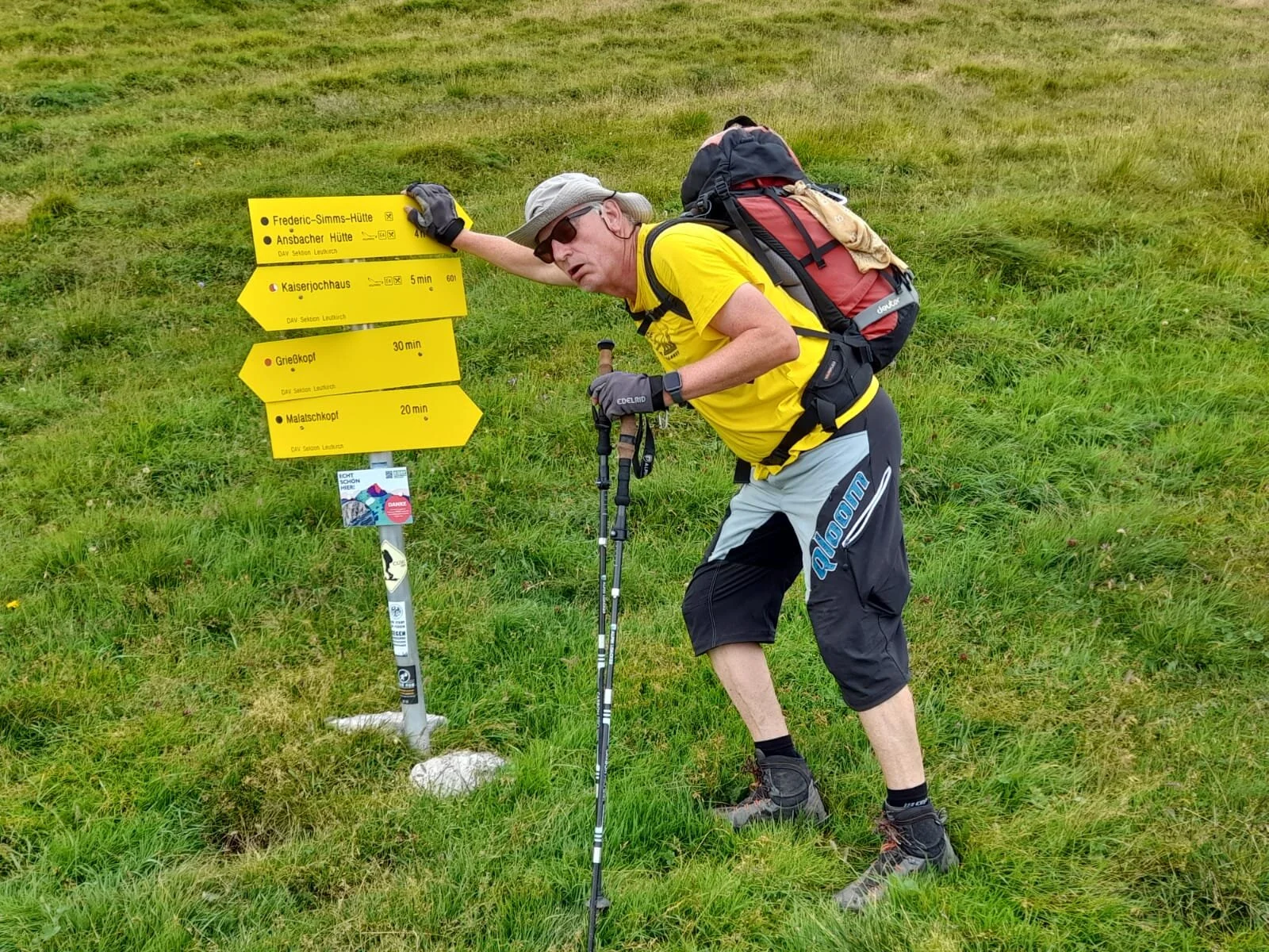 Tourenleiter muss sich am Schild festhalten | © Franz Plha