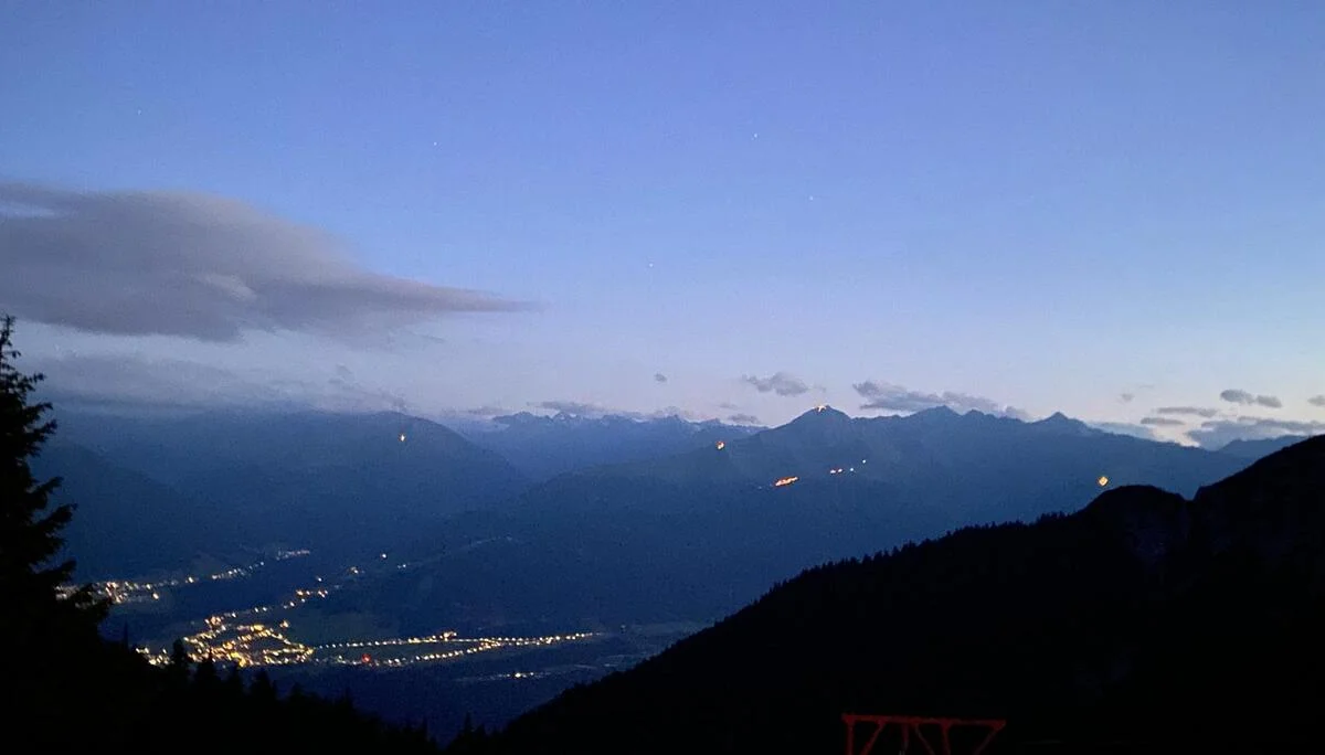 Johannesfeuer von der Solsteinhaus-Terrasse | © Sarah Lautenbacher