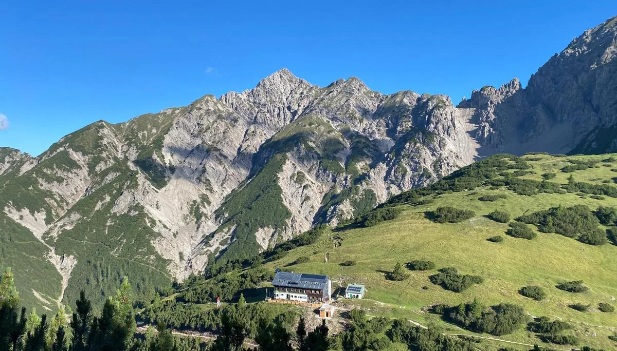 Solsteinhaus von Osten mit Kuhlochspitze am Freyunger Höhenweg | © Sarah Lautenbacher
