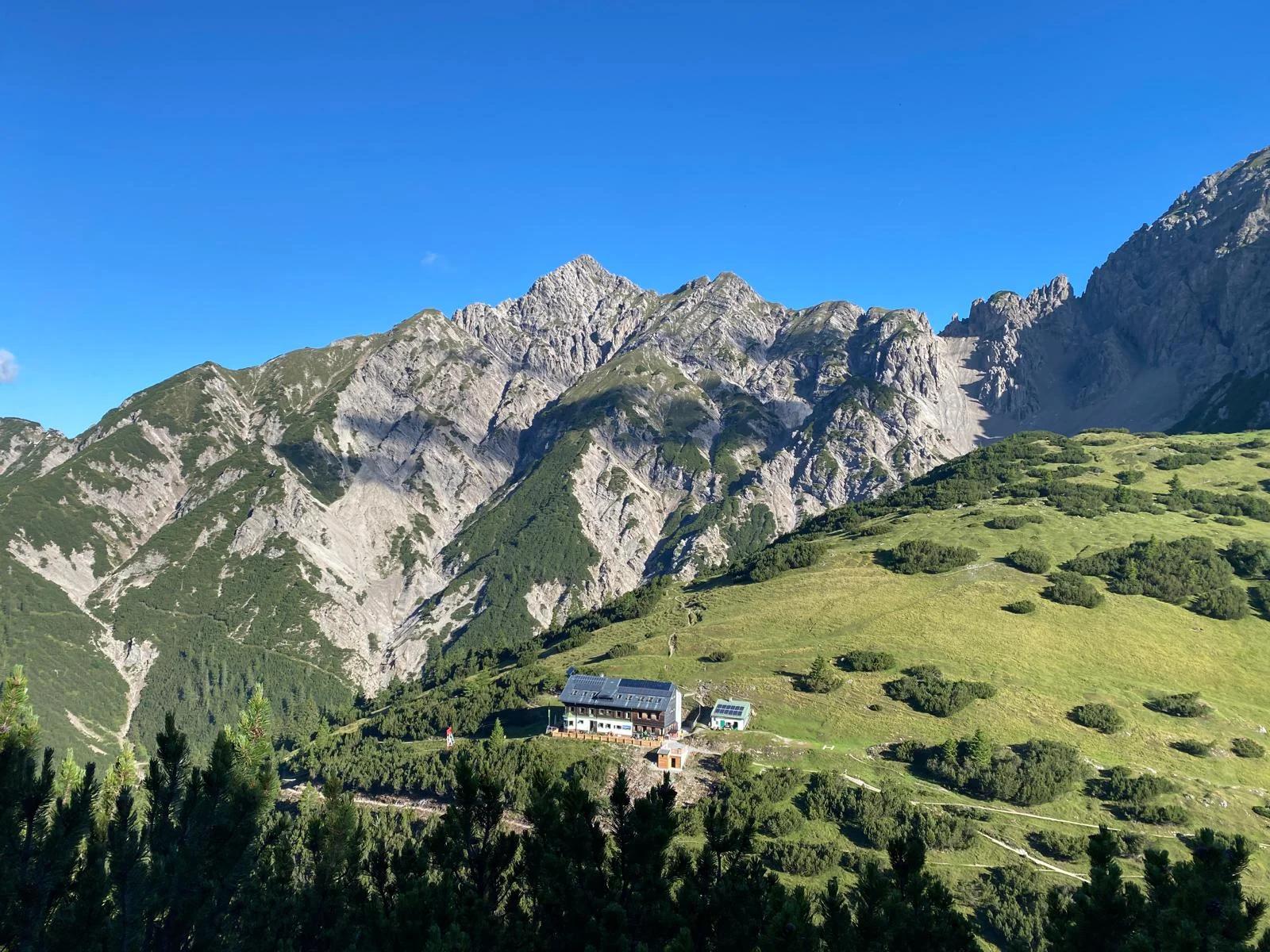 Solsteinhaus von Osten mit Kuhlochspitze am Freyunger Höhenweg | © Sarah Lautenbacher