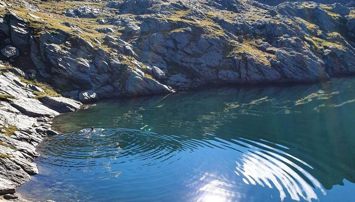 Mutige Frauen baden im kalten Bergsee | © Max Bollwein