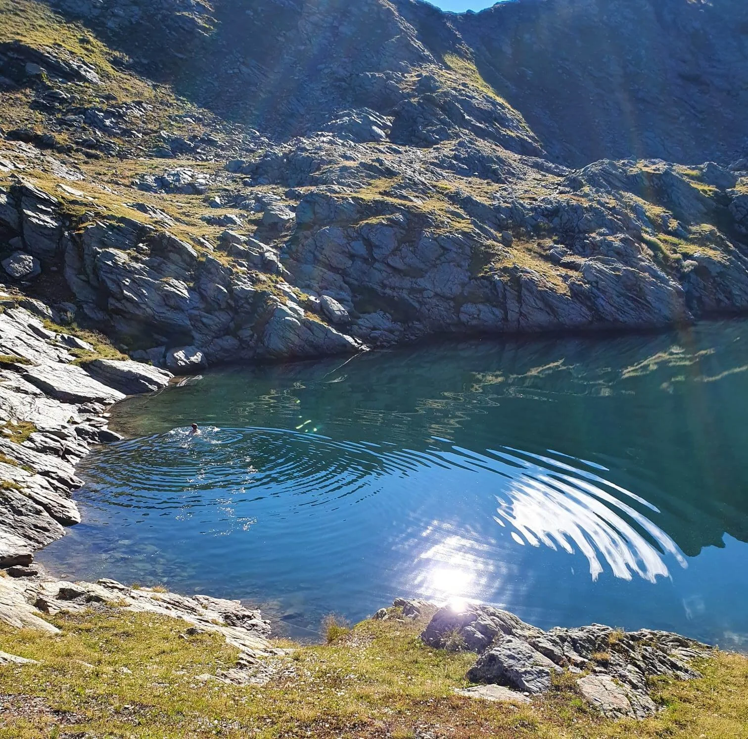 Mutige Frauen baden im kalten Bergsee | © Max Bollwein
