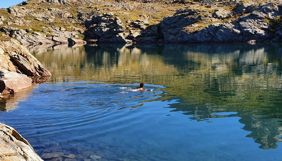 Noch eine mutige Frau im kalten Bergsee | © Max Bollwein