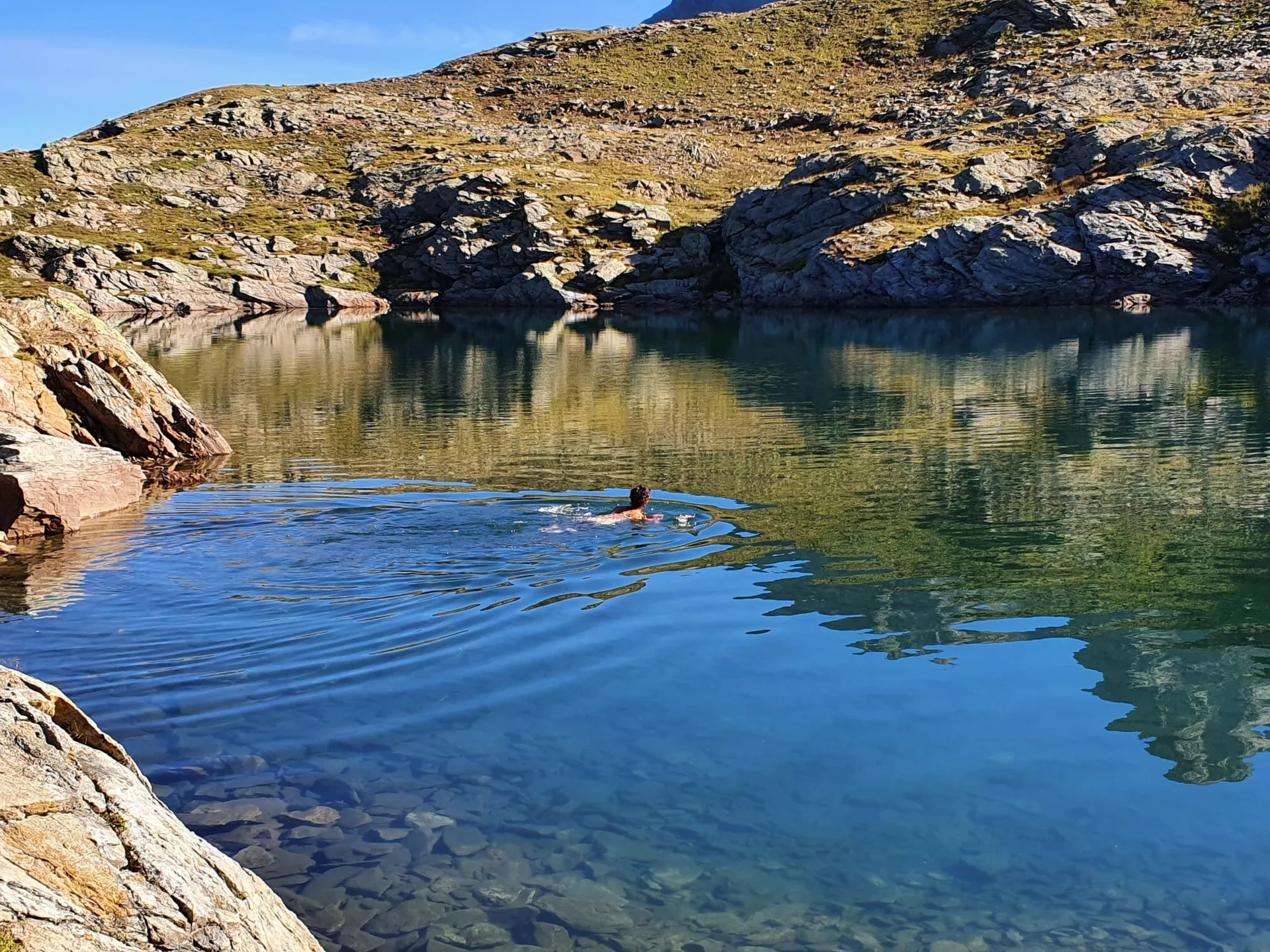 Noch eine mutige Frau im kalten Bergsee | © Max Bollwein