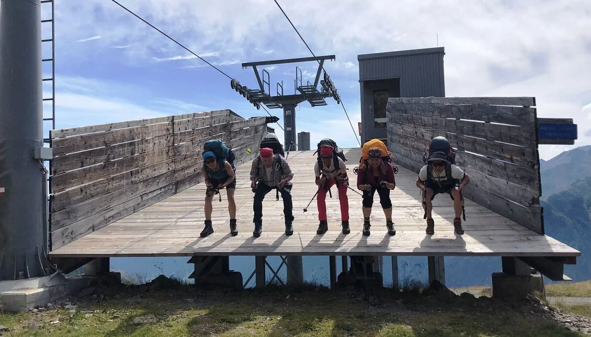 Abfahrtshocke für den nächsten Winter wird geübt | © Max Bollwein