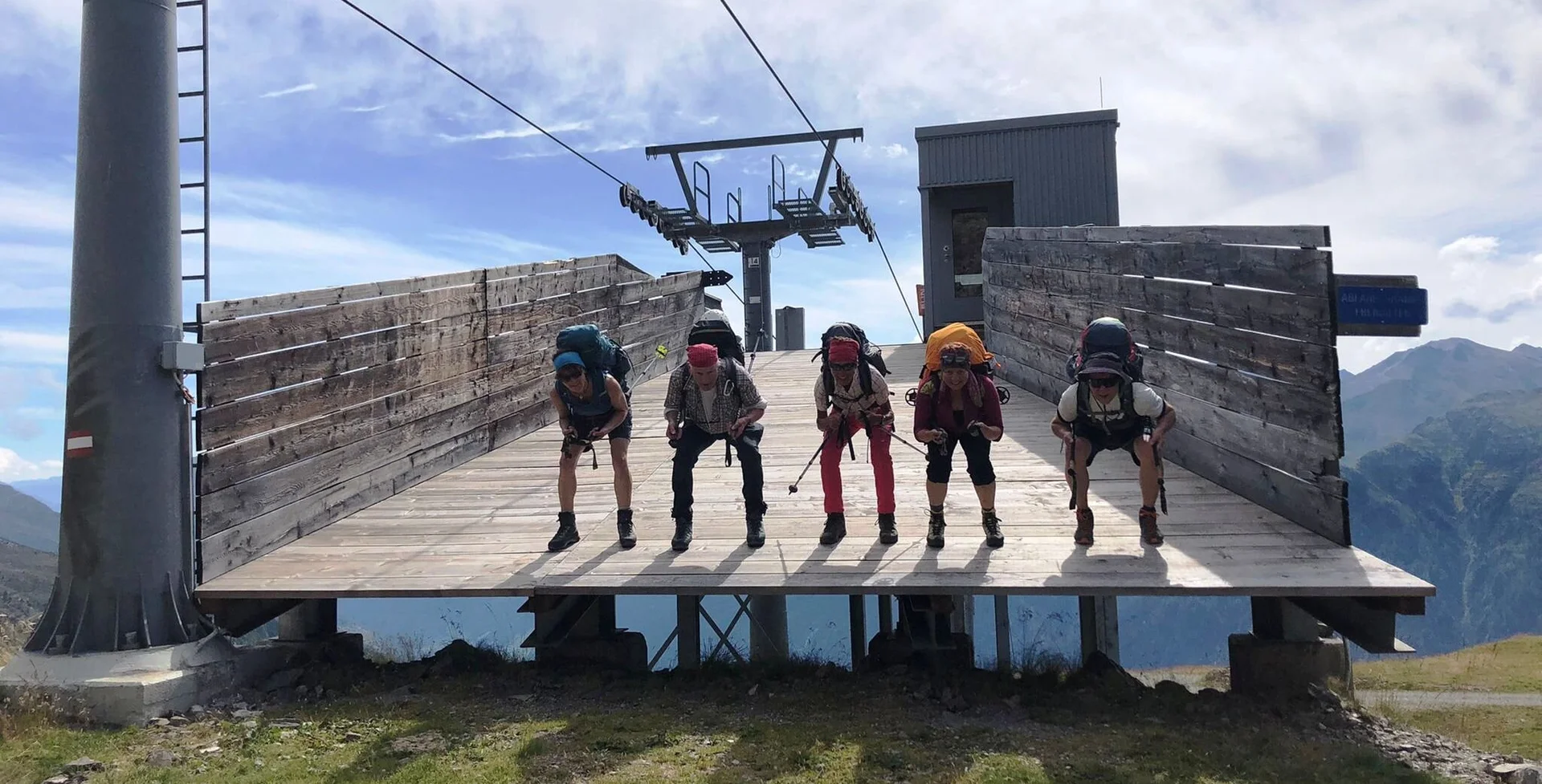 Abfahrtshocke für den nächsten Winter wird geübt | © Max Bollwein