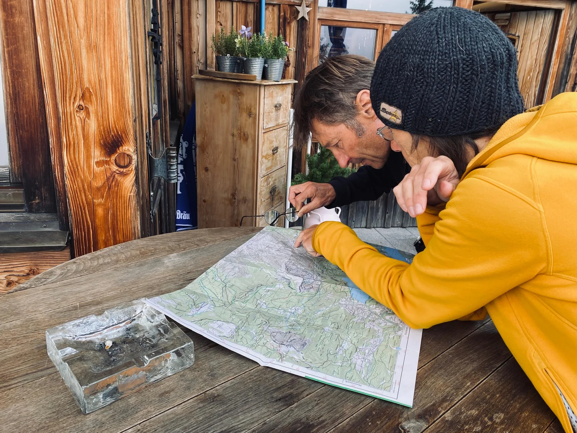 Immer wieder ein Blick in die Karte | © Kathrin Hörmann