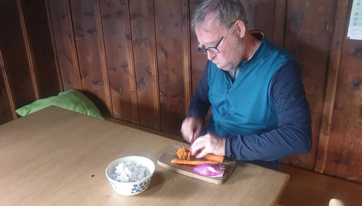 Max schneidet sorgfältig das Gemüse | © DAV/Helga Obermüller