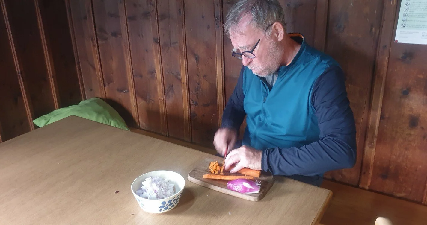 Max schneidet sorgfältig das Gemüse | © DAV/Helga Obermüller