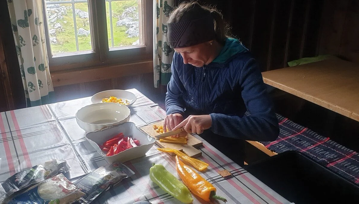 Vor dem Abendessen muss geschnipselt werden | © DAV/Helga Obermüller