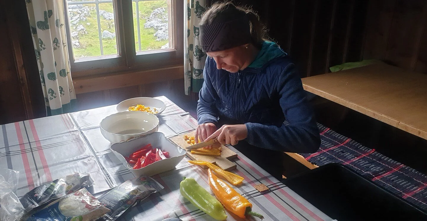 Vor dem Abendessen muss geschnipselt werden | © DAV/Helga Obermüller