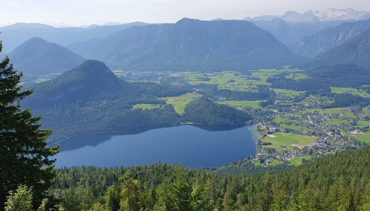 Blick von oben auf den Gundlsee | © Max Bollwein