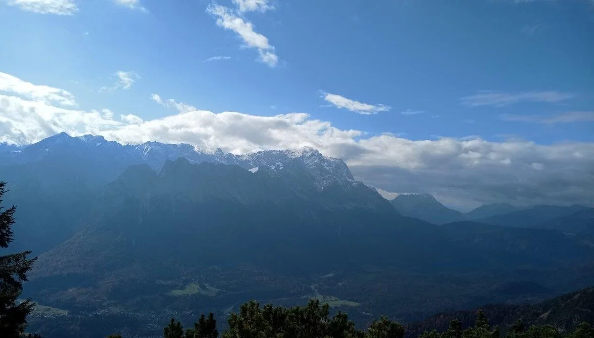 Blick nach Südwesten mit Zugspitzmassiv | © Max Bollwein