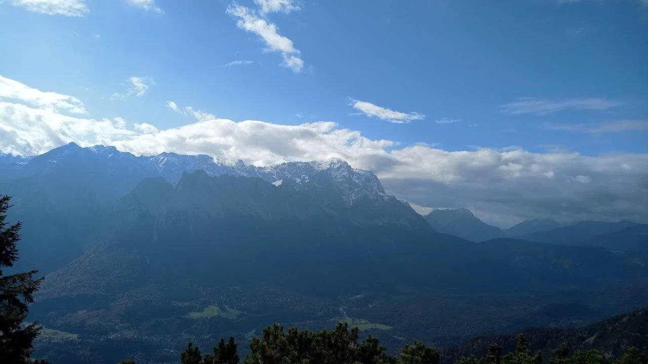 Blick nach Südwesten mit Zugspitzmassiv | © Max Bollwein