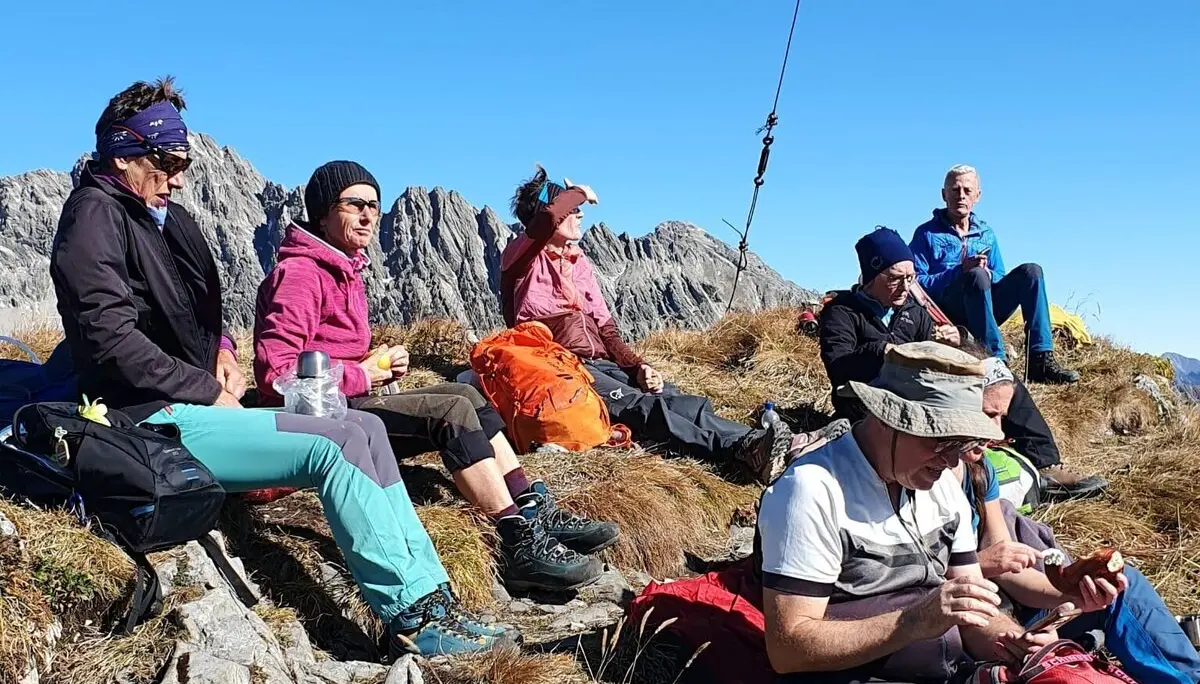 Gipfelbrotzeit bei schönster Fernsicht | © Thorsten Blößer