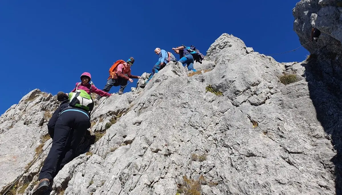 Gipfelaufstieg seilversichert mit Klettereinlagen | © Thorsten Blößer