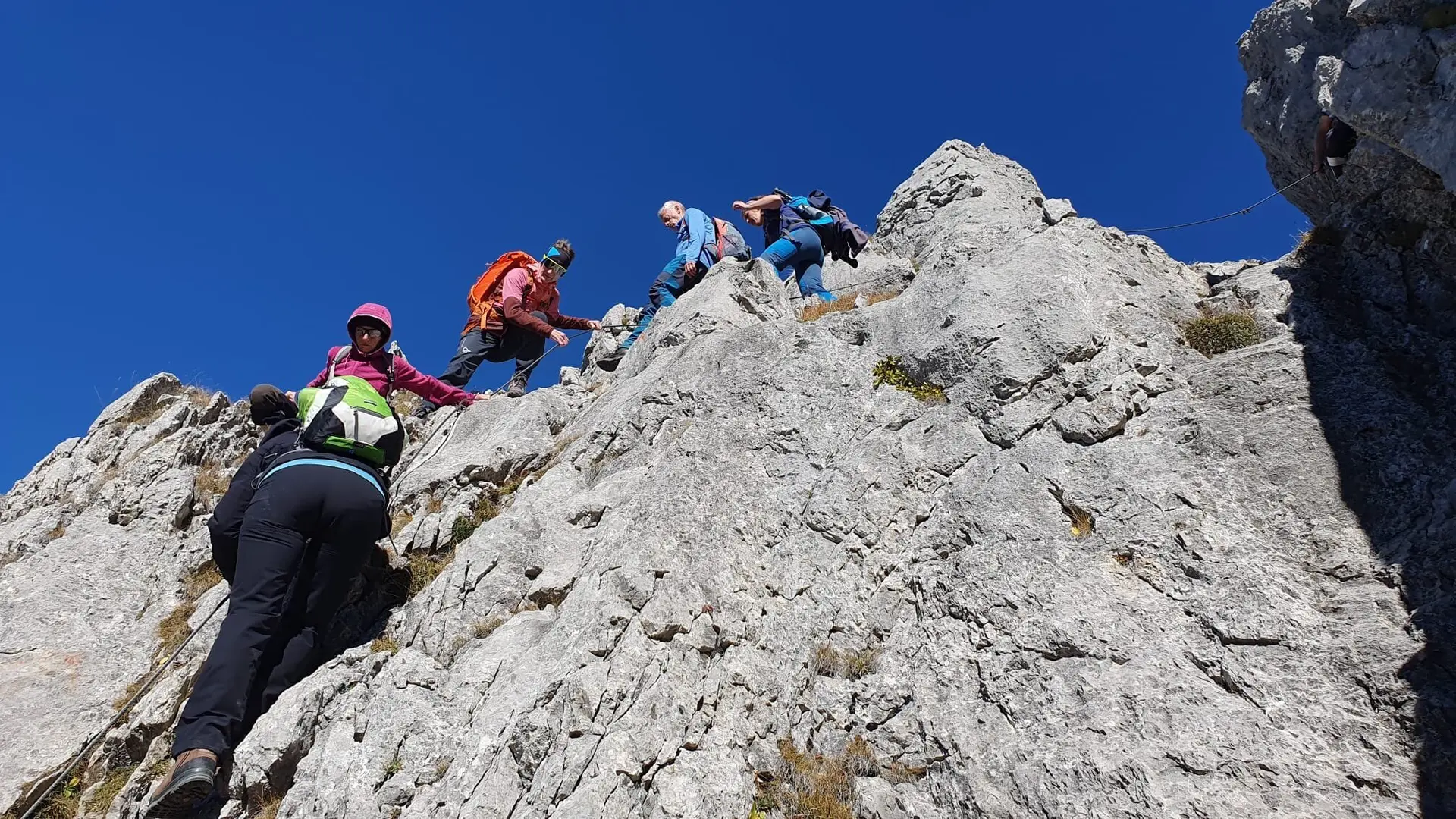 Gipfelaufstieg seilversichert mit Klettereinlagen | © Thorsten Blößer