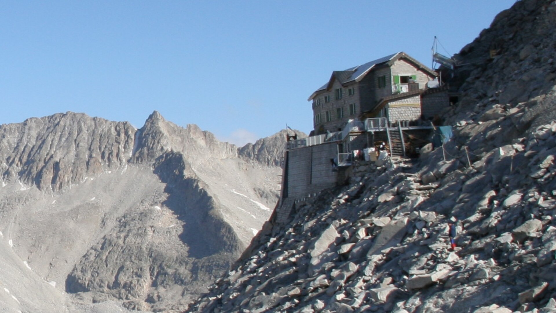 Rifugio ai Caduti dell‘Adamello | © wikipedia Rifugio ai Caduti dell‘Adamello | © wikipedia